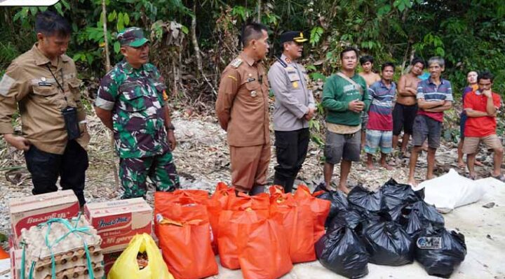 Pj Bupati Murung Raya salurkan bantuan kepada warga terdampak banjir.