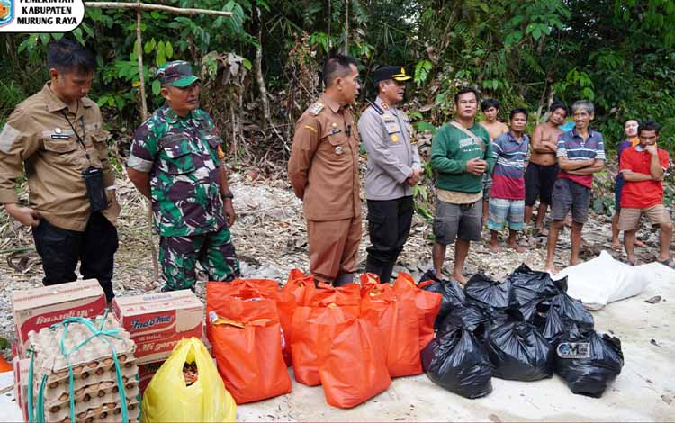 Pj Bupati Murung Raya Salurkan Bantuan untuk Warga Terdampak Banjir di Desa Dirung dan Malasan