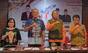 Pj Sekda Kotim Sanggul Lumban Gaol foto bersama pada diskusi publik laporan akhir dokumen rencana penanggulangan bencana, Kamis, 3 Oktober 2024.