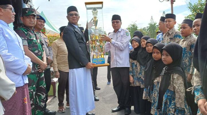 Pj Sekda Kotim Sanggul Lumban Gaol mengangkat piala juara umum ke 2 FASI tingkat provinsi di hadapan anak anak yang akan tampil di tingkat nasional, Selasa, 22 Oktober 2024.