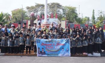 Pj Sekda Kotim Sanggul Lumban Gaol seusai melepas kontingen FASI XII berfoto bersama di Kantor Bupati Kotim, Kamis, 10 Oktober 2024.