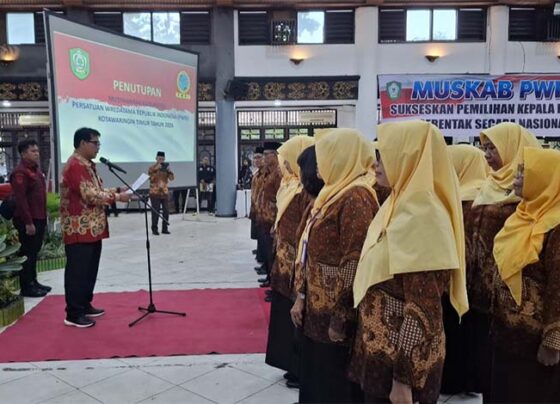 Pjs Bupati Kotawaringin Timur Shalahuddin melantik pengurus baru PWRI Kotim.
