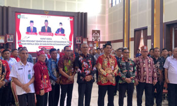 Pjs Bupati Kotim Shalahuddin berfoto bersama dengan para kepala desa dan pejabat terkait lainnya di Aula Rumah Jabatan Bupati Kotim. Rabu, 2 Oktober 2024