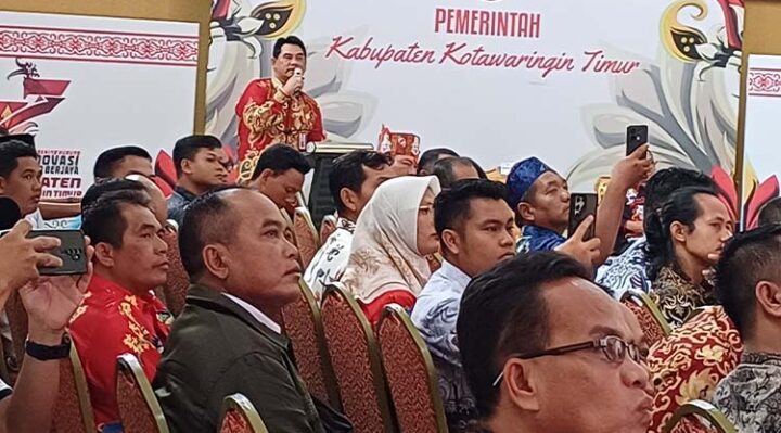 Pjs Bupati Kotim Shalahuddin memaparkan pembangunan jalan provinsi di hadapan Kepala Desa, Rabu, 2 Oktober 2024.