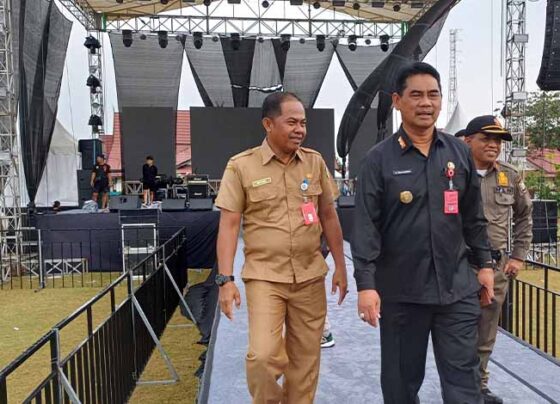 Pjs Bupati Kotim Shalahuddin meninjau panggung untuk Konser NDX A.K.A di Stadion 29 Nopember Sampit, Selasa, 15 Oktober 2024.