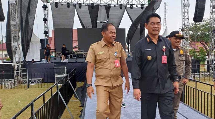 Pjs Bupati Kotim Shalahuddin meninjau panggung untuk Konser NDX A.K.A di Stadion 29 Nopember Sampit, Selasa, 15 Oktober 2024.