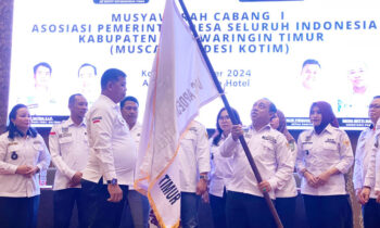 Plt DPC APDESI Kotim Aswin Nur menyerahkan bendera APDESI kepada Damastius yang terpilih menjadi Pimpinan Defenitif DPC APDESI Kotim, Kamis, 31 Oktober 2024.