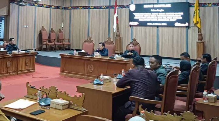 Rapat kompilasi APBD perubahan Tahun Anggaran 2024 antara DPRD Kotim dengan Tim Anggaran Pemerintah Daerah, Senin, 21 Oktober 2024.