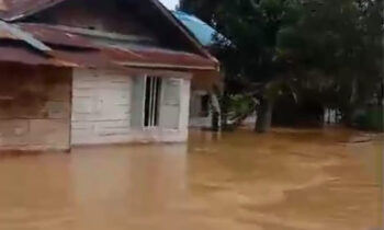 Ruas jalan di Desa Rantau Suang seperti sungai akibat banjir pada Selasa, 8 Oktober 2024.