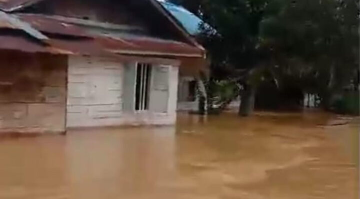 Ruas jalan di Desa Rantau Suang seperti sungai akibat banjir pada Selasa, 8 Oktober 2024.