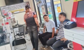 Rusli (duduk baju garis garis) saat membuat laporan di SPKT Polres Kotim.