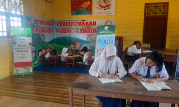 Sejumlah murid SMPN 1 Suling Tambun saat membaca buku di perpustakaan sekolah.