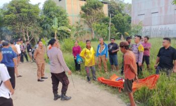 Sejumlah warga bersama aparat tengah mengevakuasi jasad seorang pemuda di Kasongan yang nekat akhiri hidup dengan cara tak wajar.
