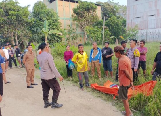 Sejumlah warga bersama aparat tengah mengevakuasi jasad seorang pemuda di Kasongan yang nekat akhiri hidup dengan cara tak wajar.