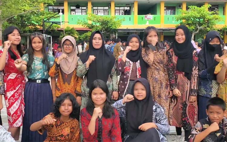 SMPN 1 Sampit Perkuat Kecintaan Siswa terhadap Batik di Hari Batik Nasional