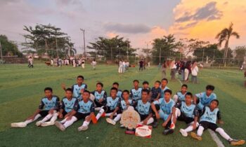 Tim SMP Darul Amin Sampit berfoto bersama usai Turnamen Kemerdekan antar SMP se Kotim, di Wengga Mini Soccer Sampit, Minggu, 6 Oktober 2024.