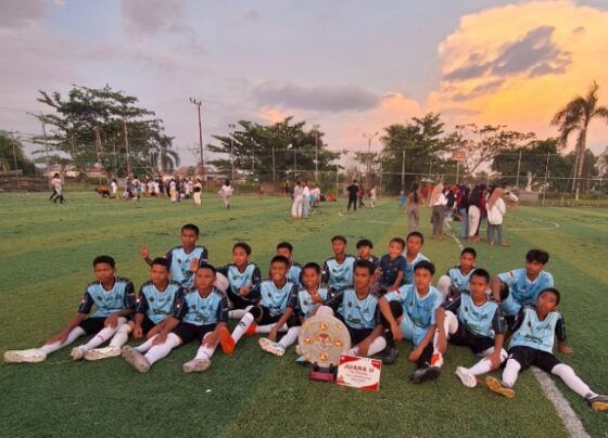 Tim SMP Darul Amin Sampit berfoto bersama usai Turnamen Kemerdekan antar SMP se Kotim, di Wengga Mini Soccer Sampit, Minggu, 6 Oktober 2024.