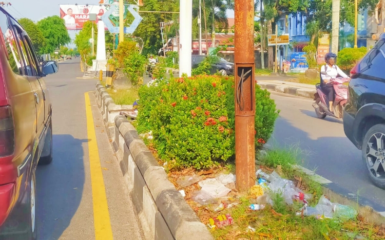 Sampah Berserakan di Jantung Kota Sampit, Penanganan Kebersihan Dipertanyakan