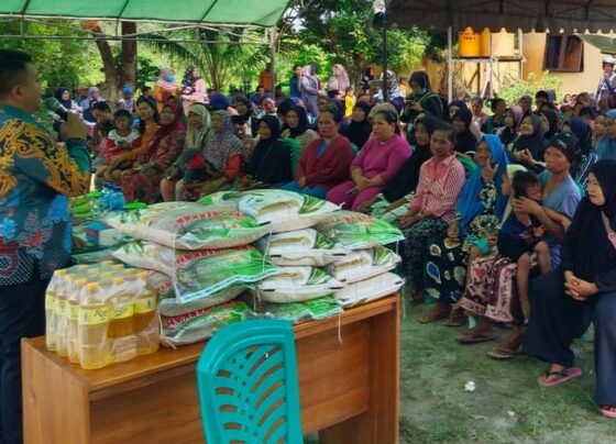 Warga Desa Telaga Baru antusias dengan Pasar Murah, Kamis, 3 Oktober 2024.