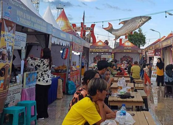 Warga menikmati suasana sore Tepian Mentaya Festival di Icon Jelawat, Minggu, 6 Oktober 2024.