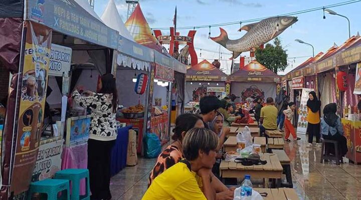 Warga menikmati suasana sore Tepian Mentaya Festival di Icon Jelawat, Minggu, 6 Oktober 2024.