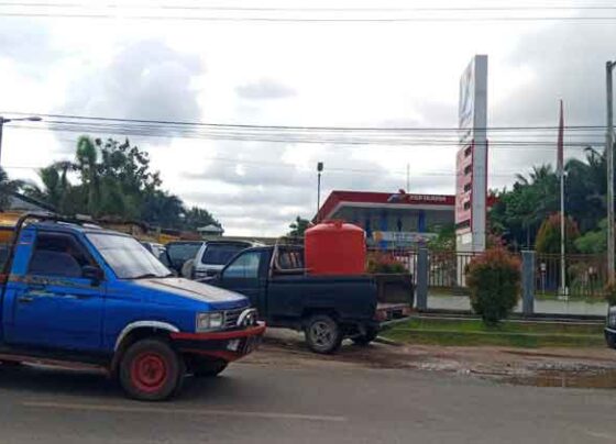 Aktivitas mobil pelangsir di SPBU Simpang Sebabi, Kabupaten Kotawaringin Timur.