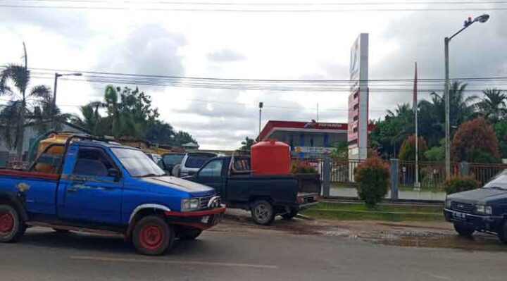 Aktivitas mobil pelangsir di SPBU Simpang Sebabi, Kabupaten Kotawaringin Timur.