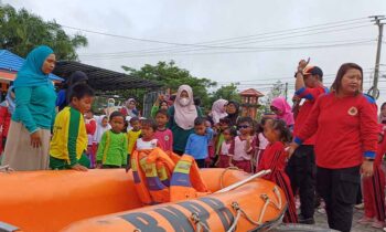 Anak anak antusias mengikuti simulasi evakuasi bencana di halaman BPBD Kotim, Jumat, 1 November 2024.