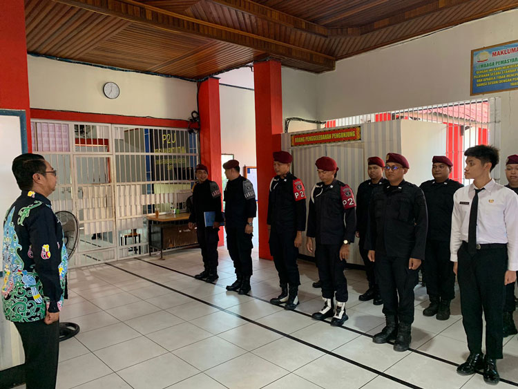 Pastikan Keamanan, Kalapas Sampit Pimpin Apel dan Ingatkan Pentingnya Tanggung Jawab