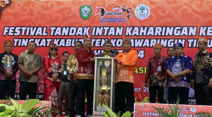 Asisten I Setda Kotim Rihel saat. berfoto bersama usai membuka Festival Tandak Intan Kaharingan. Jumat, 15 November 2024.