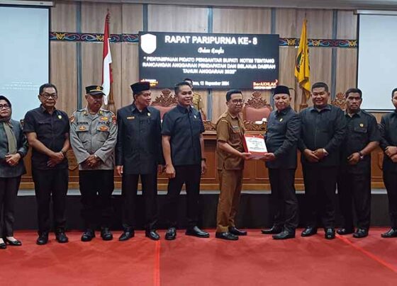 Asisten III Setda Kotim M Saleh menyerahkan rancangan APBD 2025 kepada DPRD setempat, Selasa, 12 November 2024.