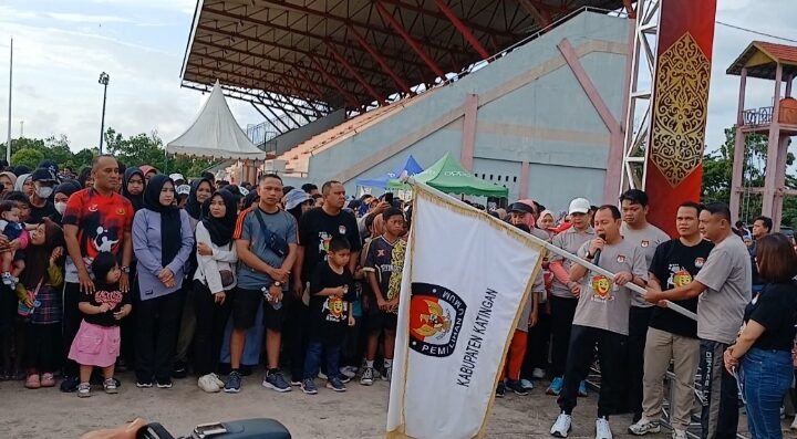 Bupati Katingan, Sutoyo membuka jalan sehat pemilu damai di Lapangan Sport Center Kereng Humbang Kasongan, Minggu, 17 November 2024