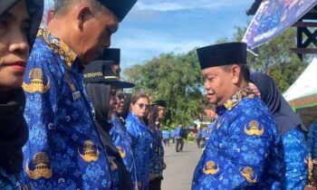 Bupati Kotim Halikinnor saat akan menyematkan Satyalancana Karya bagi sejumlah ASN, Jumat, 29 November 2024