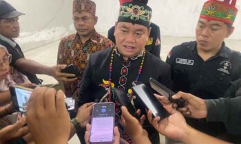 Bupati Kotim Halikinnor saat diwawancarai setelah pelantikan DAD dan Batamad. Sabtu, 23 November 2024