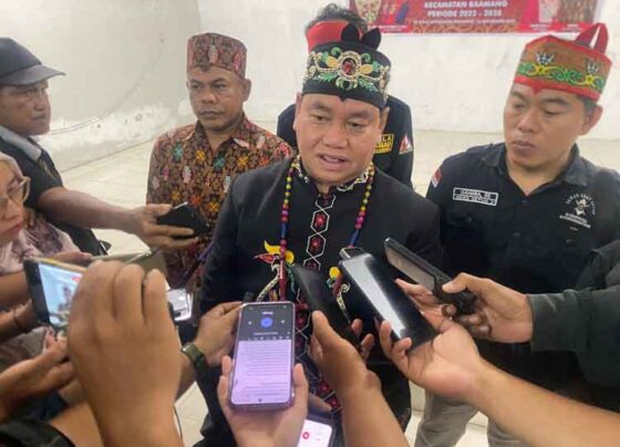 Bupati Kotim Halikinnor saat diwawancarai setelah pelantikan DAD dan Batamad. Sabtu, 23 November 2024