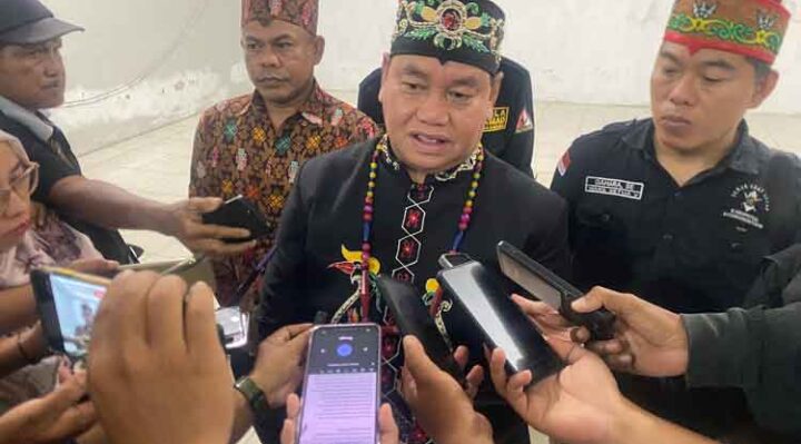 Bupati Kotim Halikinnor saat diwawancarai setelah pelantikan DAD dan Batamad. Sabtu, 23 November 2024