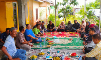 Calon Bupati Kotim Halikinnor (kaus biru) saat berbincang dengan masyarakat, Sabtu, 2 November 2024