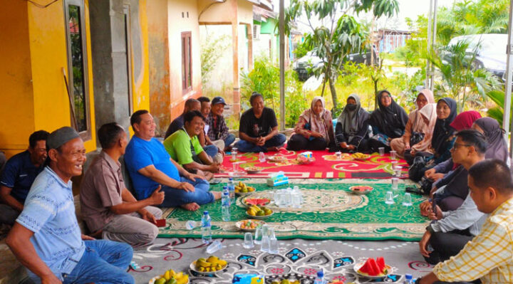 Calon Bupati Kotim Halikinnor (kaus biru) saat berbincang dengan masyarakat, Sabtu, 2 November 2024