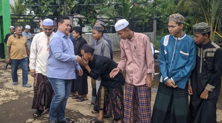 Calon Bupati Kotim Halikinnor nomor urut 1, saat berjabat tangan dengan para santri, ketika datang ke Kecamatan Pulau Hanaut.