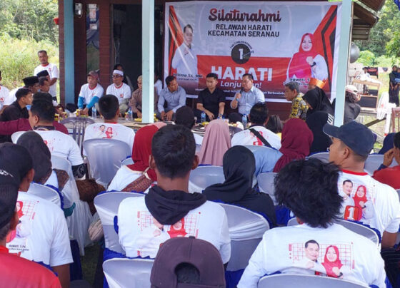 Calon Bupati Kotim Halikinnor saat berbincang bincang dengan warga didampingi Ketua Pemenangan Harati Angga Aditya Nugraha, Rabu, 6 November 2024