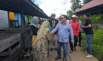 Calon Bupati Kotim Halikinnor saat berjabat tangan dengan sejumlah masyarakat di wilayah Bapinang Hilir, Kecamatan Pulau Hanaut, Kabupaten Kotawaringin Timur, saat melakukan kampanye, Rabu, 20 November 2024.