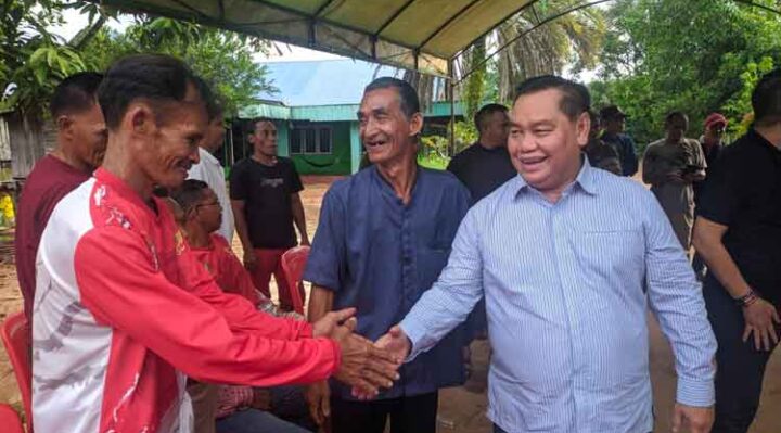 Calon Bupati Kotim Halikinnor saat berjabat tangan dengan warga di Desa Luwuk Bunter, Kecamatan Cempaga, Kotim.