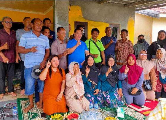 Calon Bupati Kotim nomor urut 1 Halikinnor bersilaturahmi dengan warga di Kelurahan Mentawa Baru Hulu.