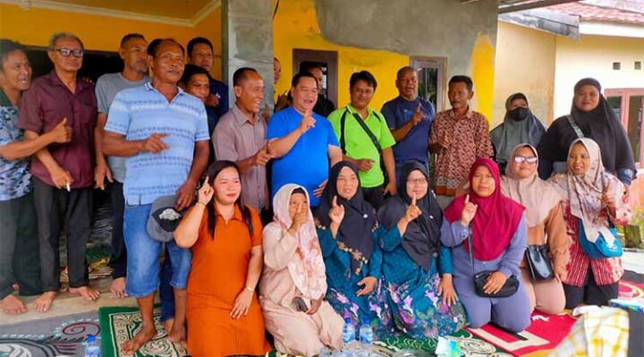 Calon Bupati Kotim nomor urut 1 Halikinnor bersilaturahmi dengan warga di Kelurahan Mentawa Baru Hulu.