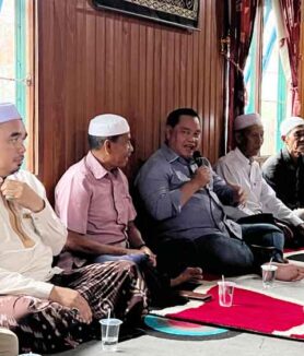 Calon Bupati KotimHalikinnor saat berbincang bincang dengan masyatakat di Kecamatan Pulau Hanaut. Rabu, 20 November 2024.