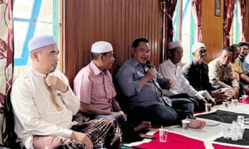 Calon Bupati KotimHalikinnor saat berbincang bincang dengan masyatakat di Kecamatan Pulau Hanaut. Rabu, 20 November 2024.