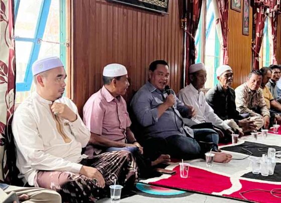 Calon Bupati KotimHalikinnor saat berbincang bincang dengan masyatakat di Kecamatan Pulau Hanaut. Rabu, 20 November 2024.