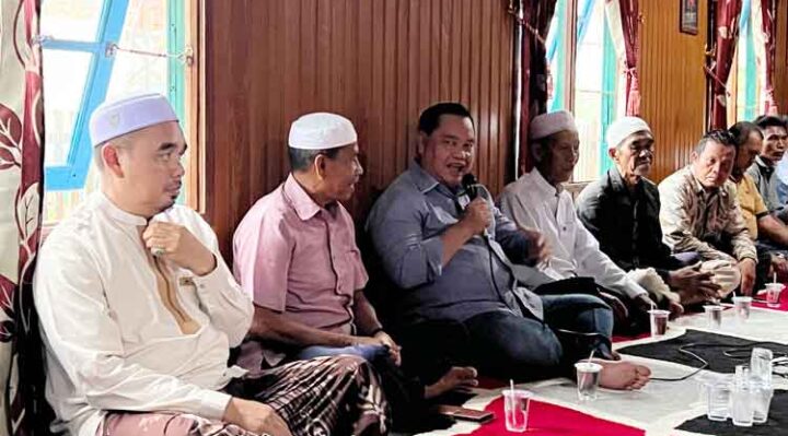 Calon Bupati KotimHalikinnor saat berbincang bincang dengan masyatakat di Kecamatan Pulau Hanaut. Rabu, 20 November 2024.