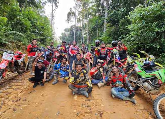 Calon Wakil Gubernur Kalteng Nomor Urut 2 Supian Hadi berfoto bersama dengan komunitas balap motor saat berkunjung ke wilayah utara Kotim.