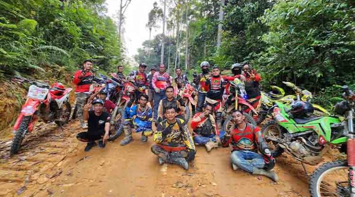 Calon Wakil Gubernur Kalteng Nomor Urut 2 Supian Hadi berfoto bersama dengan komunitas balap motor saat berkunjung ke wilayah utara Kotim.